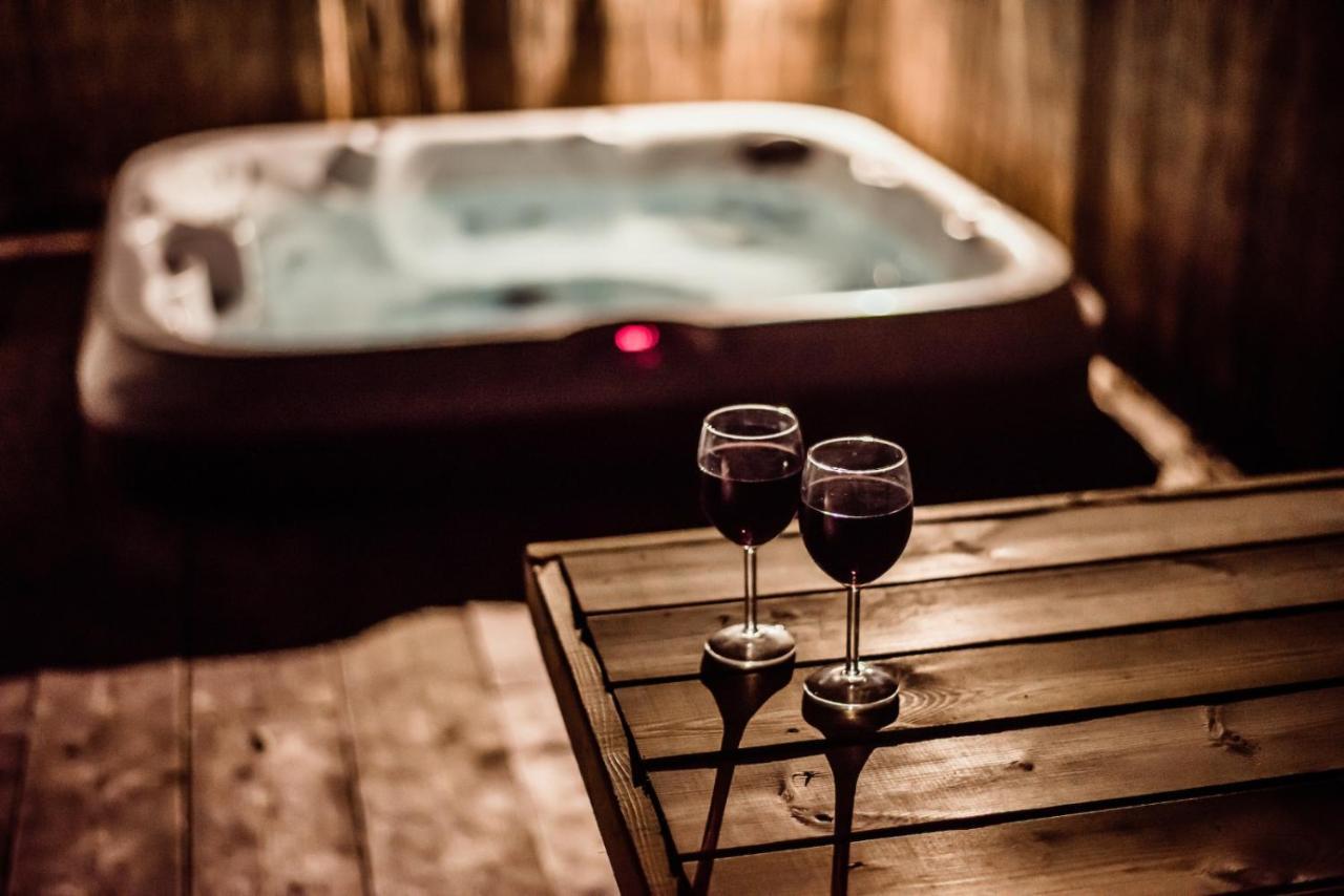 Black Bull Retreat, Barmston With Private Hot Tubs Driffield Buitenkant foto