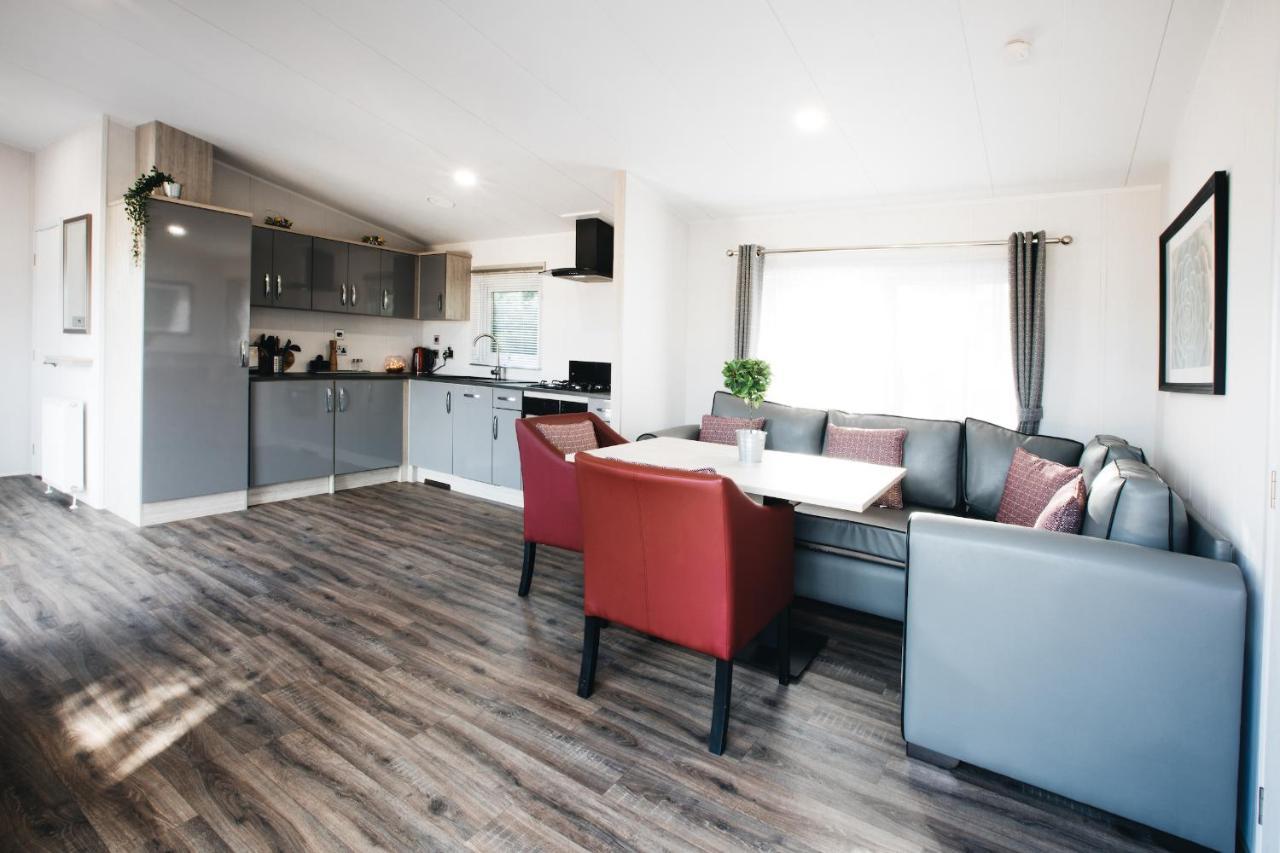 Black Bull Retreat, Barmston With Private Hot Tubs Driffield Buitenkant foto